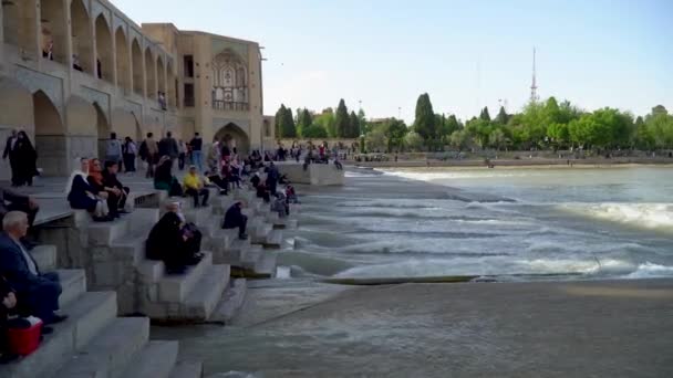 Ισπαχάν Ιράν Μαΐου 2023 Άνθρωποι Που Χαλαρώνουν Στη Γέφυρα Allahverdi — Αρχείο Βίντεο