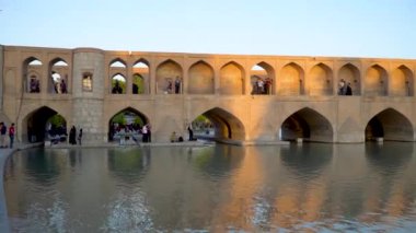 İsfahan, İran - 12 Mayıs 2023: Allah verdi Han Köprüsü, halk arasında Si-o-se-pol olarak bilinir, Zayanderud Nehri üzerindeki on bir tarihsel köprünün en büyüğüdür.
