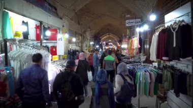 İsfahan, İran - 12 Mayıs 2023: Yerel halk ve turistler, mağazalar ve tezgahlardan oluşan bir labirent olan İsfahan 'ın Büyük Çarşısı' nın içinde etkinliklerle uğulduyor