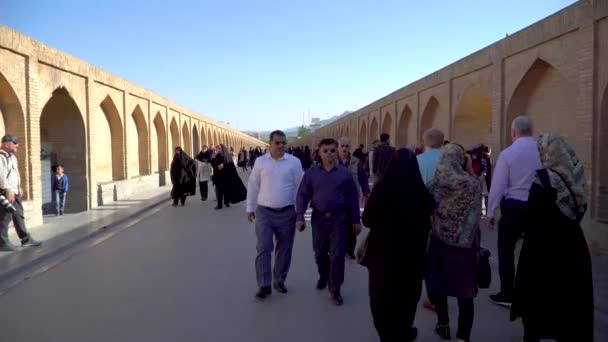 Isfahán Irán Mayo 2023 Gente Que Camina Sobre Puente Allahverdi — Vídeos de Stock