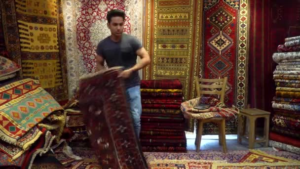 Isfahan Iran Maj 2023 Stilig Iransk Mattförsäljare Presenterar Persiska Mattor — Stockvideo