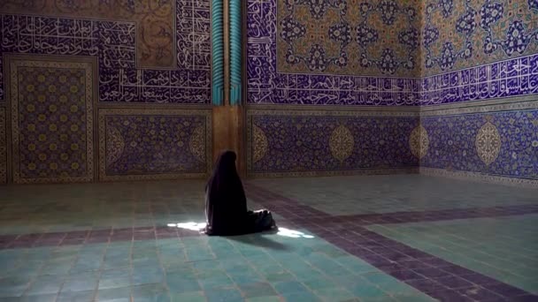Isfahán Irán Octubre 2023 Mujer Iraní Identificada Vestida Chador Rezando — Vídeos de Stock