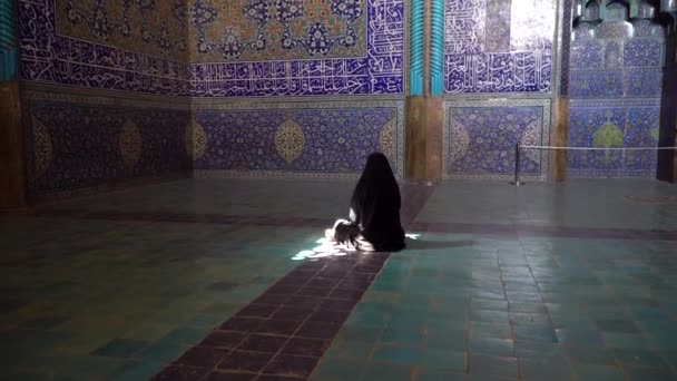 Isfahan Iran Października 2023 Niezidentyfikowana Iranka Czadorze Modląca Się Meczecie — Wideo stockowe