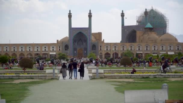 イランのイスファハン 2023年5月12日 巨大な建造物に囲まれたナクシュ ジャハン広場での次の乗車を待っている馬車 サファヴィド時代のシンボル — ストック動画