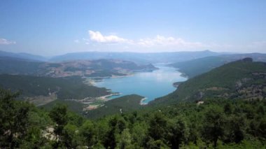 Vezirkopru İlçesindeki Altinkaya Baraj Gölü yerli ve yabancı turistlerin ilgi odağı, Samsun, Türkiye