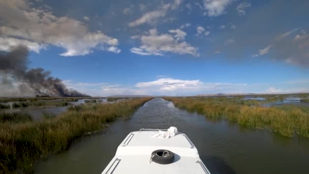 Туристическая Лодка Плывущая Через Спокойные Воды Озера Титикака Пуно Перу — стоковое видео