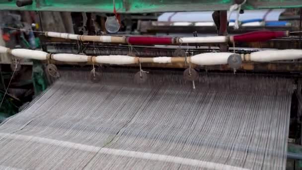 Sebuah Mesin Tenun Tua Bekerja Sebuah Toko Karpet Digunakan Untuk — Stok Video