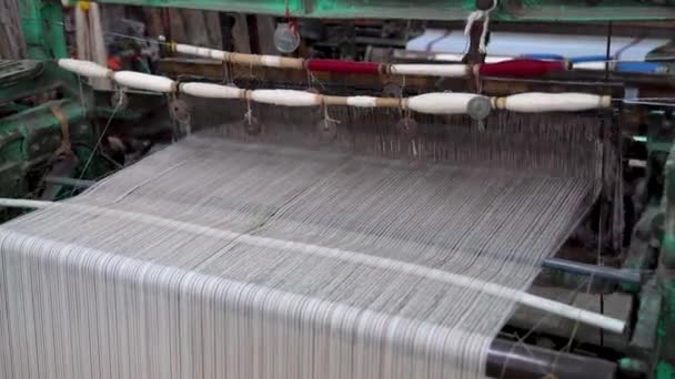 Starý Tkalcovský Stroj Pracující Obchodě Koberci Používaný Pro Výrobu Íránských — Stock video