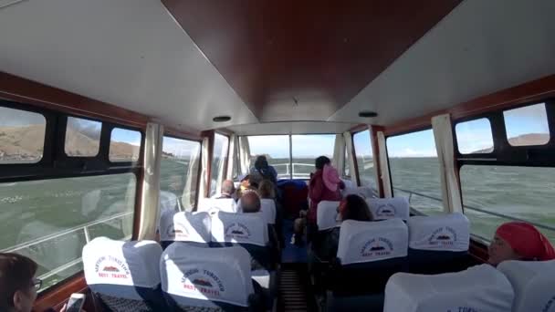 Puno Perú Septiembre 2023 Turistas Barco Turístico Navegando Través Las — Vídeos de Stock