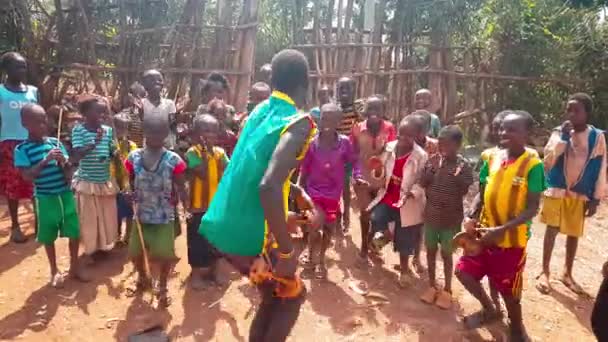 Omo Etiopia Września 2023 Etiopskie Dzieci Tańczą Śpiewają Razem Radością — Wideo stockowe