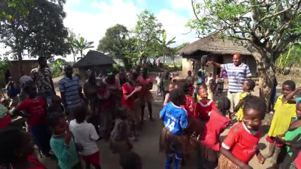 埃塞俄比亚Omo 2023年9月16日 埃塞俄比亚儿童快乐快乐地跳舞和唱歌 — 图库视频影像