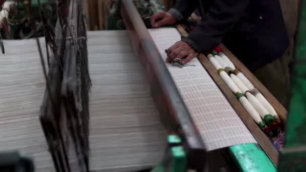 Язд Іран Жовтня 2023 Старий Ткацький Верстат Працює Килимовому Магазині — стокове відео