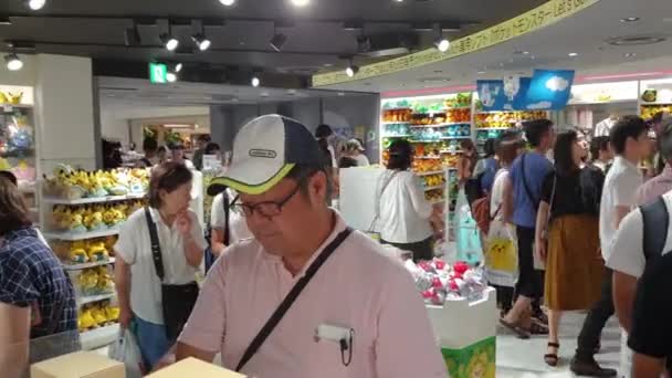日本东京 2023年9月12日 位于阳光城购物中心的Pokemon中心商店的人们购物 — 图库视频影像