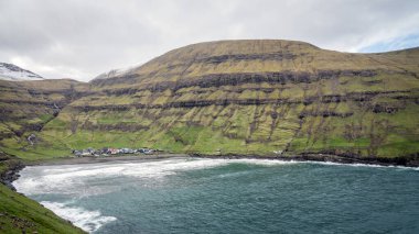 Streymoy 'daki Tjornuvik köyü ve Faroe Adaları, Danimarka, Avrupa' daki dramatik dağ manzarası