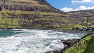 Streymoy 'daki Tjornuvik köyü ve Faroe Adaları, Danimarka, Avrupa' daki dramatik dağ manzarası