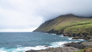 Faroe Adaları 'ndaki dramatik manzara. Kuzey Atlantik 'teki Faroe Adaları' nın doğası güzel manzaralarla doludur..