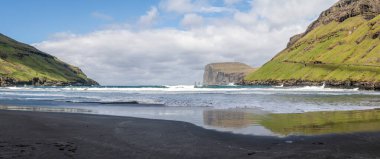 Risin ve Kellingin, Faroe Adaları 'ndan iki ikonik deniz yığını. Efsaneye göre bir dev ve bir cadı Faroe Adalarını İzlanda 'ya çekmeye çalışmış. Gün ışığına yakalandıklarında taşa döndüler..