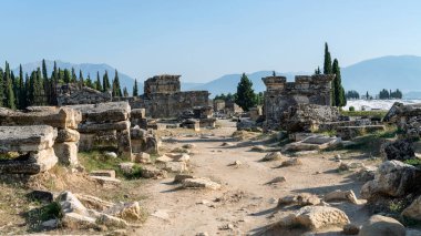 Denizli, Türkiye - 4 Ekim 2019: Pamukkale 'deki Hierapolis antik kenti, harabeler Roma İmparatorluğu' nun yüzyıllardır süren tiyatro, tapınak ve hamamlarıyla dolu olduğunu ortaya çıkardı..
