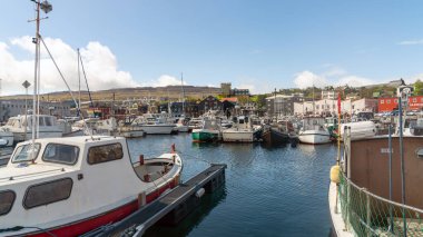 Torshavn, Faroe Adaları - 29 Mayıs 2019: Faroe adalarının Torshavn limanında özel ve balıkçı tekneleri.