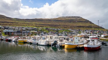 Torshavn, Faroe Adaları - 29 Mayıs 2019: Faroe adalarının Torshavn limanında özel ve balıkçı tekneleri.