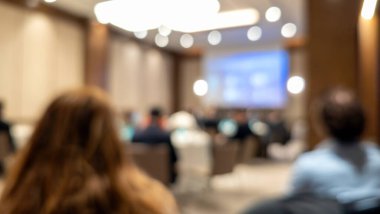 Ofiste bir grup iş adamı toplantısı var. Bulanık resim.