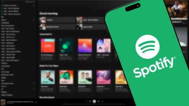 İstanbul, Türkiye - 25 Ocak 2024: Spotify web sitesinin arka planında akıllı telefon ekranında marka logosunu belirtin. Spotify önde gelen bir küresel müzik yayın platformudur.