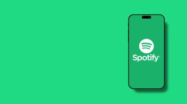 İstanbul, Türkiye - 25 Ocak 2024: Spotify web sitesinin arka planında akıllı telefon ekranında marka logosunu belirtin. Spotify önde gelen bir küresel müzik yayın platformudur. İllüstrasyon Editörü.