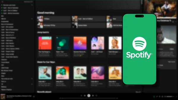 İstanbul, Türkiye - 25 Ocak 2024: Spotify web sitesinin arka planında akıllı telefon ekranında marka logosunu belirtin. Spotify önde gelen bir küresel müzik yayın platformudur. İllüstrasyon Editörü.
