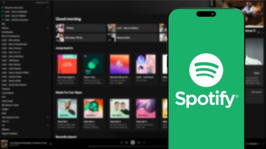 İstanbul, Türkiye - 25 Ocak 2024: Spotify web sitesinin arka planında akıllı telefon ekranında marka logosunu belirtin. Spotify önde gelen bir küresel müzik yayın platformudur. İllüstrasyon Editörü.
