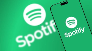 İstanbul, Türkiye - 25 Ocak 2024: Akıllı telefon ekranında marka logosunu bozun. Spotify önde gelen bir küresel müzik yayın platformudur. İllüstrasyon Editörü.
