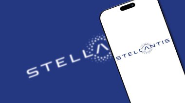 İstanbul, Türkiye - 7 Şubat 2024: Akıllı telefon ekranında Stellantis marka logo. Stellantis bir otomobil üreticisi ve hareketlilik çözümleri sağlayıcısıdır. İllüstrasyon Editörü.