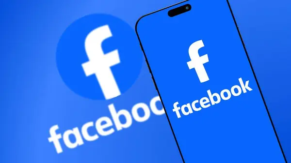İstanbul, Türkiye - 25 Ocak 2024: Akıllı telefon ekranında Facebook marka logo. Sosyal medya devi, dünya çapında ağ kurmak için insanları birbirine bağlıyor. İllüstrasyon Editörü