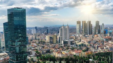 İstanbul, Türkiye - 30 Ocak 2024: İstanbul şehir merkezi ve gökdelenlerin havadan görünüşü. Levent ve Beşiktaş bölgelerindeki gökdelenler ve modern ofis binaları Boğaz arka planına sahip