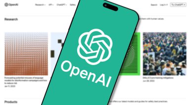 İstanbul, Türkiye - 19 Şubat 2024: Arkaplanda web sitesi bulunan akıllı telefon ekranında OpenAI logosu. OpenAI, ChatGPT ile ünlü önde gelen bir yapay zeka araştırma ve geliştirme organizasyonudur.