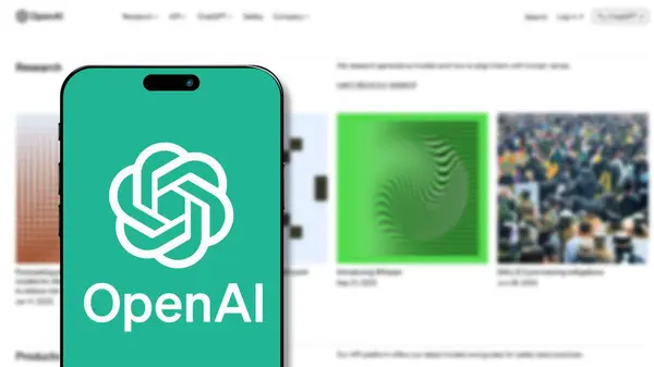 İstanbul, Türkiye - 19 Şubat 2024: Arkaplanda web sitesi bulunan akıllı telefon ekranında OpenAI logosu. OpenAI, ChatGPT ile ünlü önde gelen bir yapay zeka araştırma ve geliştirme organizasyonudur.