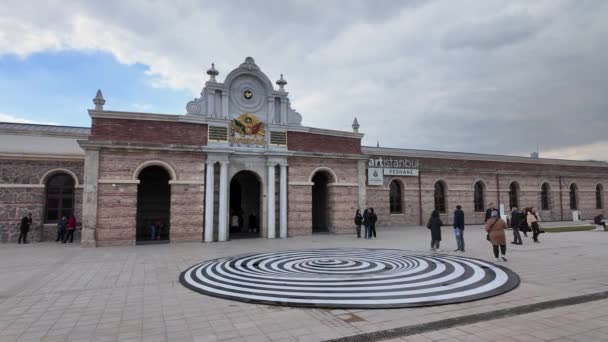 土耳其伊斯坦布尔 2023年12月18日 参观Feshane艺术中心的人得到恢复 并作为多功能文化中心投入服务 — 图库视频影像