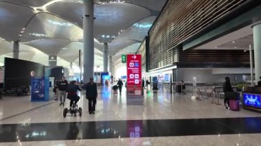 İstanbul, Türkiye - 18 Aralık 2023: İstanbul Havalimanı 'ndaki uluslararası kalkış uçuşları ve pasaport kontrol bölgesi için hızlı yol gösteren yön oku