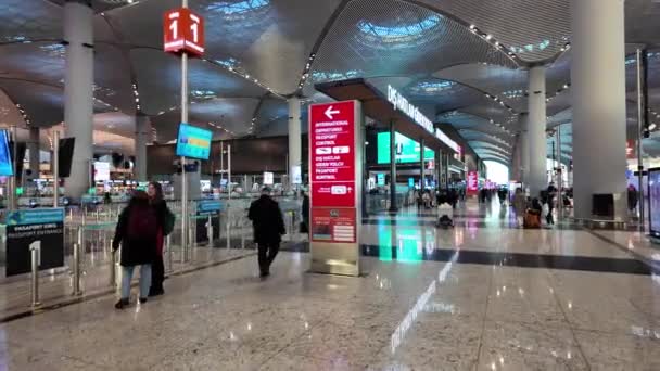 イスタンブール トルコ Dec 2023 イスタンブール空港の国際出発便とパスポートコントロールエリアを示す方向矢印 — ストック動画