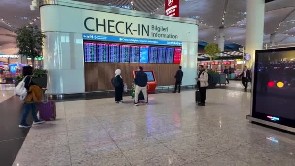 イスタンブール トルコ Dec 2023 チェックインを見ている人々は イスタンブール空港で時刻表を出発します — ストック動画