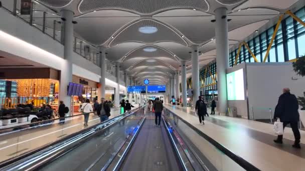 イスタンブール トルコ Dec 2023 イスタンブール空港の出発エリア内の乗客 主要な国際輸送ハブとして機能する世界最大の空港の一つ — ストック動画