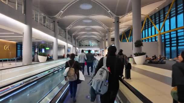 イスタンブール トルコ Dec 2023 イスタンブール空港の出発エリア内の乗客 主要な国際輸送ハブとして機能する世界最大の空港の一つ — ストック動画