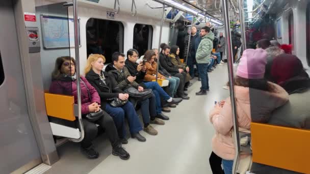 Istanbul Turkiet Dec 2023 Människor Reser Inuti Ett Tunnelbanetåg Busy — Stockvideo