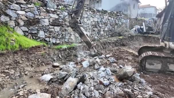 建設現場で岩を破壊する掘削機を粉砕する現場解体 — ストック動画