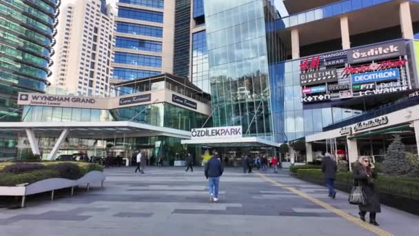 Istanbul Turcia Decembrie 2023 Intrarea Ozdilek Shopping Mall Mulți Vizitatori — Videoclip de stoc