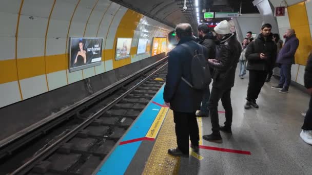 Istanbul Turkiet December 2023 Tunnelbanetåg Anländer Till Tunnelbanestationen Mecidiyekoy Busy — Stockvideo