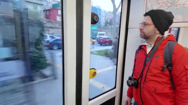 Istanbul Turecko Prosince 2023 Muž Cestující Alibeykoy Eminonu Tramvaj Mhd — Stock video