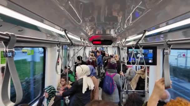 Istanbul Turkiet December 2023 Människor Reser Alibeykoy Eminonu Spårvagn Kollektivtrafik — Stockvideo