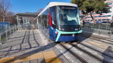 İstanbul, Türkiye - 18 Aralık 2023: Alibeykoy Eminonu tramvayı Alibeykoy istasyonundan kalkıyor.