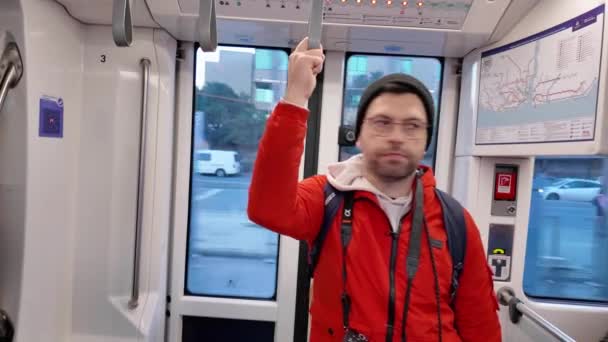 Estambul Turquía Diciembre 2023 Hombre Que Viaja Dentro Del Tranvía — Vídeo de stock