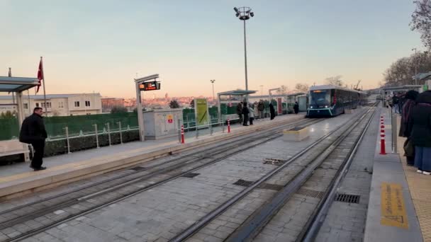 Istanbul Turkije December 2023 Alibeykoy Eminonu Tram Arriveert Alibeykoy Station — Stockvideo